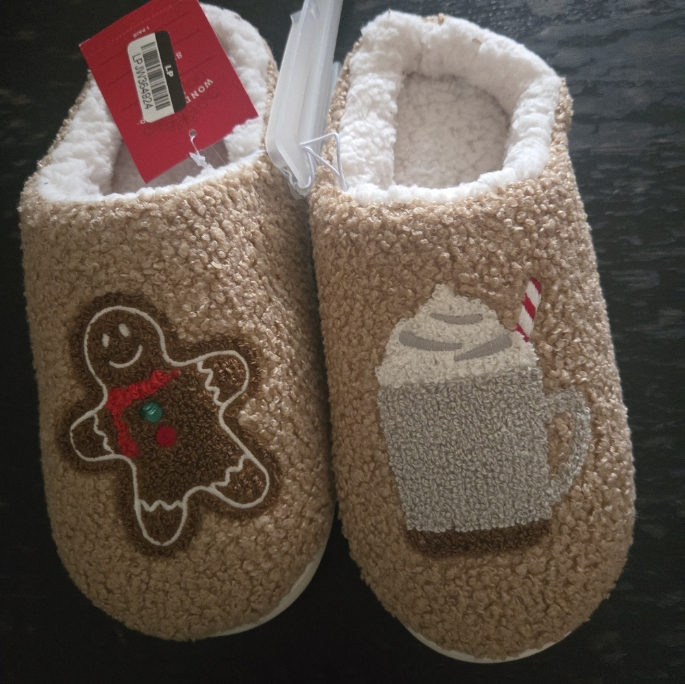 NWT Cozy Tan Holiday Slipper Mules with Gingerbread & Cocoa Motifs Womens 7/8